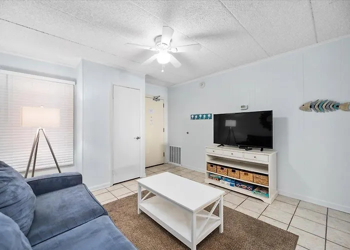 Beautiful 2 Bedroom Just Steps From The Beach! *